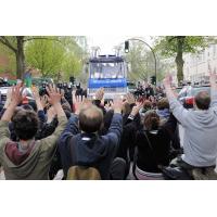 3910 Friedliche Blockade einer Straße durch Demonstranten | Nazidemonstration in Hamburg Barmbek - Proteste.